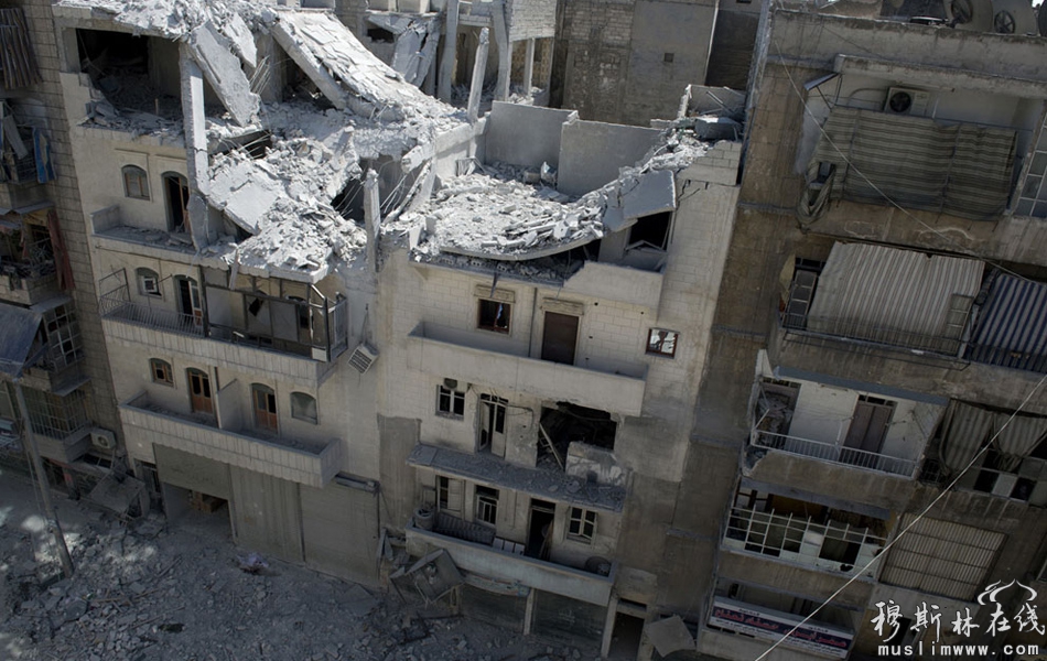 当地时间9月23日，阿勒颇，在政府军发动的空袭中遭到损毁的建筑物。 Miguel Medina/摄
