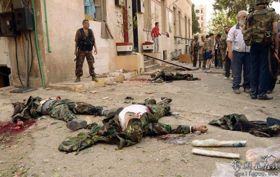 当地时间10月3日，爆炸过后，阿勒颇西部Saadallah al-Jabari广场上躺着的尸体。 George Ourfalian/摄