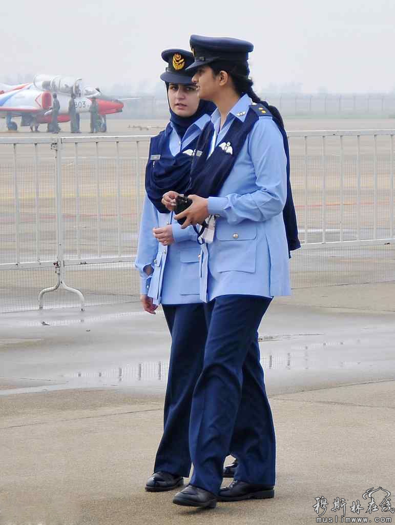 巴基斯坦空军女飞行员“雄狮”飞行表演队