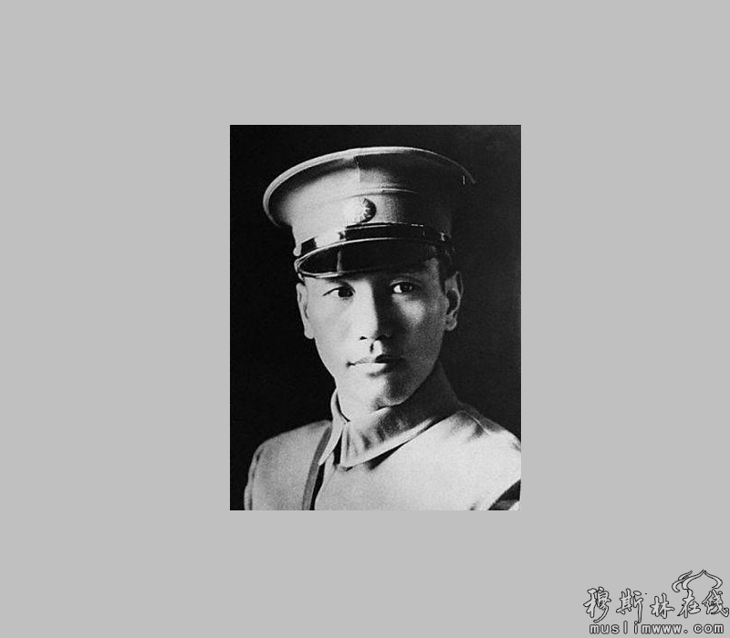 蒋介石。国民党的领袖蒋中正，英武肃然，挺拔潇洒，目光中自有一种不怒而威的慑人气势。