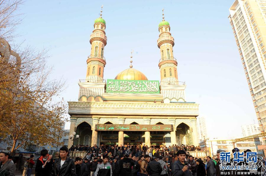10月26日，做完礼拜的群众从乌鲁木齐市白大寺清真寺走出。当日，新疆穆斯林群众迎来古尔邦节。“古尔邦节”又称“宰牲节”。新疆的维吾尔族、回族、哈萨克族、柯尔克孜族等穆斯林群众在这一天都要举行隆重仪式，宰牲待客，走亲访友，尽享节日的祥和。新华社记者沙达提摄