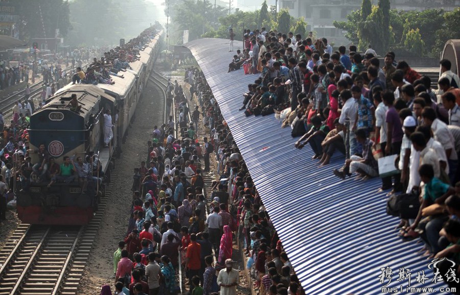 当地时间10月26日，孟加拉国达卡火车站，成群的人们为了回到家乡试图冒险登上列车顶部。