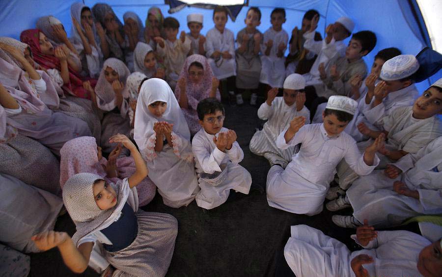 穆斯林宰牲节前，穆斯林儿童在做礼拜。