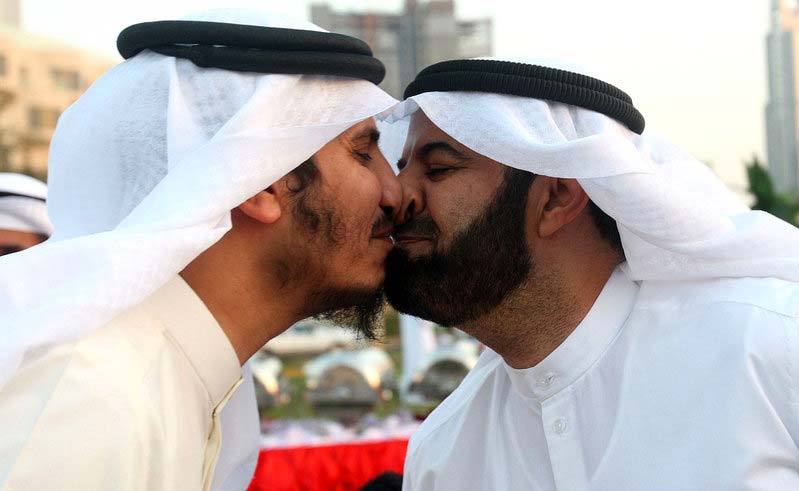 当地时间2012年10月25日，科威特，宰牲节将至，科威特前反对党议员Mbarak al-Walan和Bader al-Dahoum进行“碰鼻礼”。　(图片署名：YASSER AL-ZAYYAT / 东方IC)