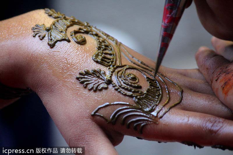 穆斯林宰牲节，一位女孩正在做精美的手绘。