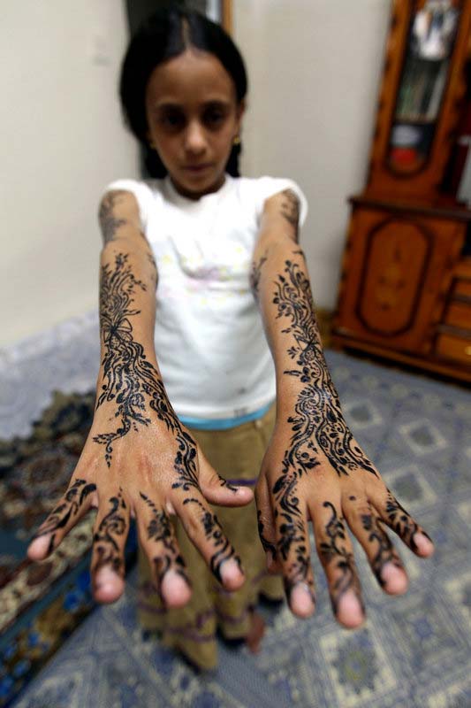 穆斯林宰牲节，一位女孩展示她的手绘。