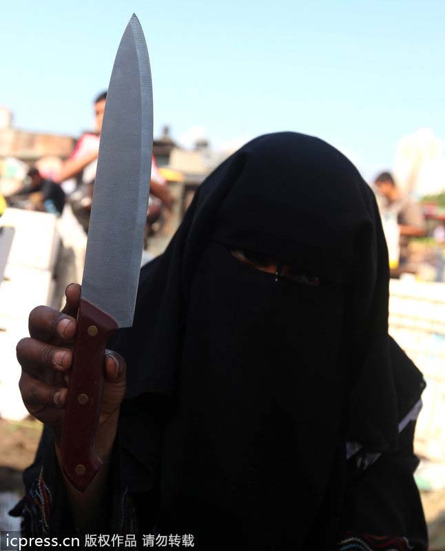 一名也门女孩展示了她的武器宰牲节之际，在萨那与传统的指甲花设计装饰，(图片署名：MOHAMMED HUWAIS / 东方IC)