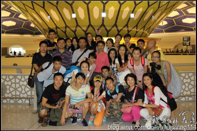中国少数民族艺术团的全体成员在迪拜机场