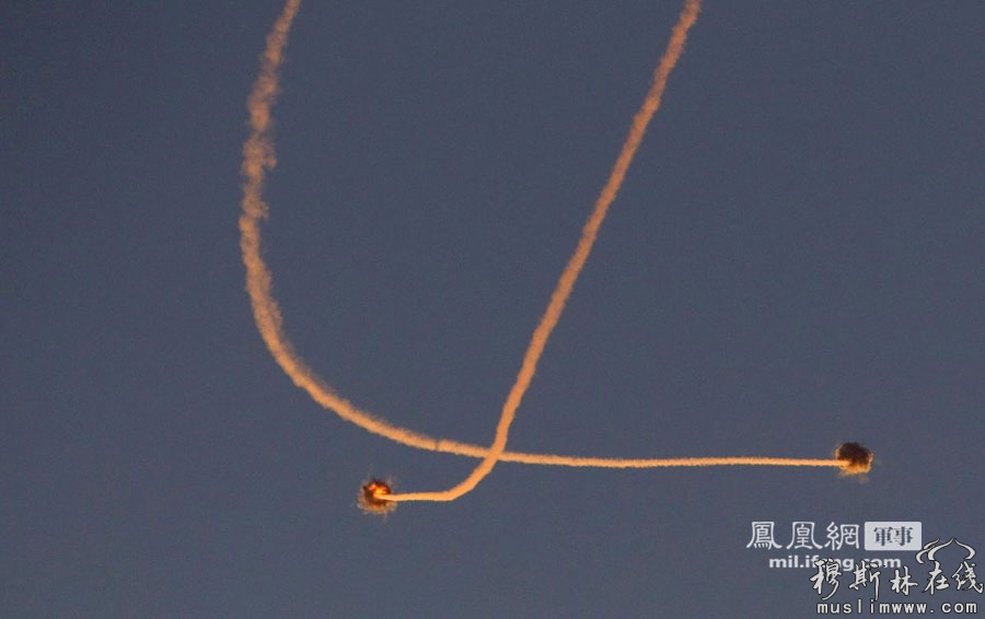 11月15日，以色列南部地区上空，“铁穹”拦截导弹空中迎击来袭火箭弹。