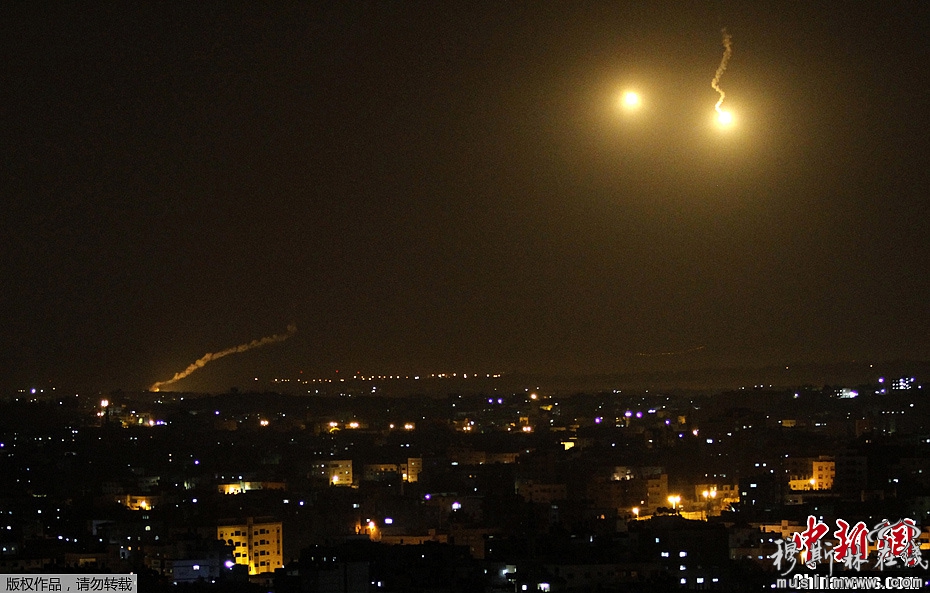 地时间11月20日，以色列临近加沙的边境地区，提出停火协议的几个小时前，准备炮击的降落伞火焰信号照亮加沙夜空。据报道，加沙地区的哈马斯政权称，以色列和加沙武装分子之间在埃及的斡旋下将于当地时间晚上十点开始停火协议，但以色列方面是否确认此协议尚未明确。