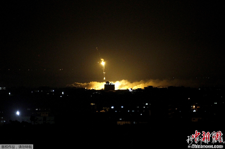 地时间11月20日，以色列临近加沙的边境地区，提出停火协议的几个小时前，准备炮击的降落伞火焰信号照亮加沙夜空。据报道，加沙地区的哈马斯政权称，以色列和加沙武装分子之间在埃及的斡旋下将于当地时间晚上十点开始停火协议，但以色列方面是否确认此协议尚未明确。