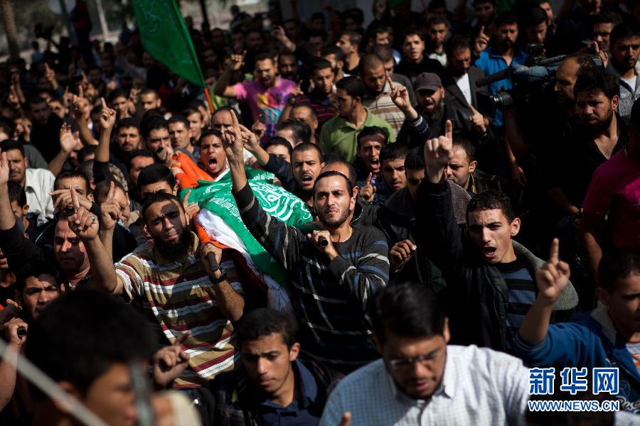 11月19日，在加沙城，巴勒斯坦人参加达卢遇难亲属的葬礼。陈序 摄 图片来源：新华网 