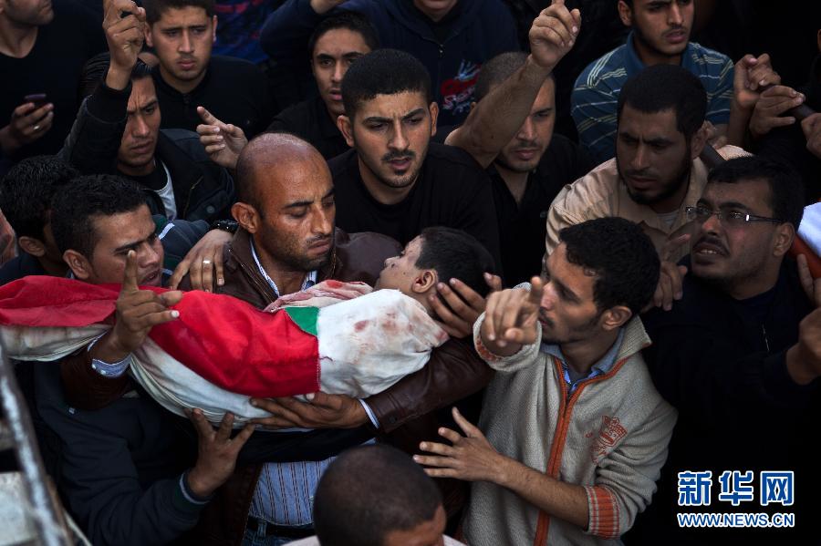 11月19日，在加沙城，巴勒斯坦人参加达卢遇难亲属的葬礼。陈序 摄 图片来源：新华网 