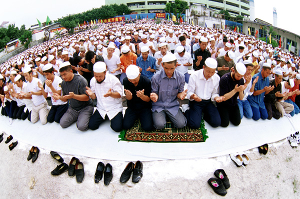 深圳穆斯林在开斋节上的聚礼