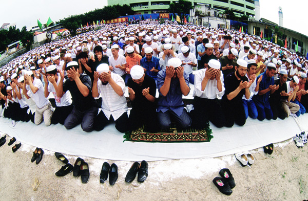 深圳穆斯林在开斋节上的聚礼