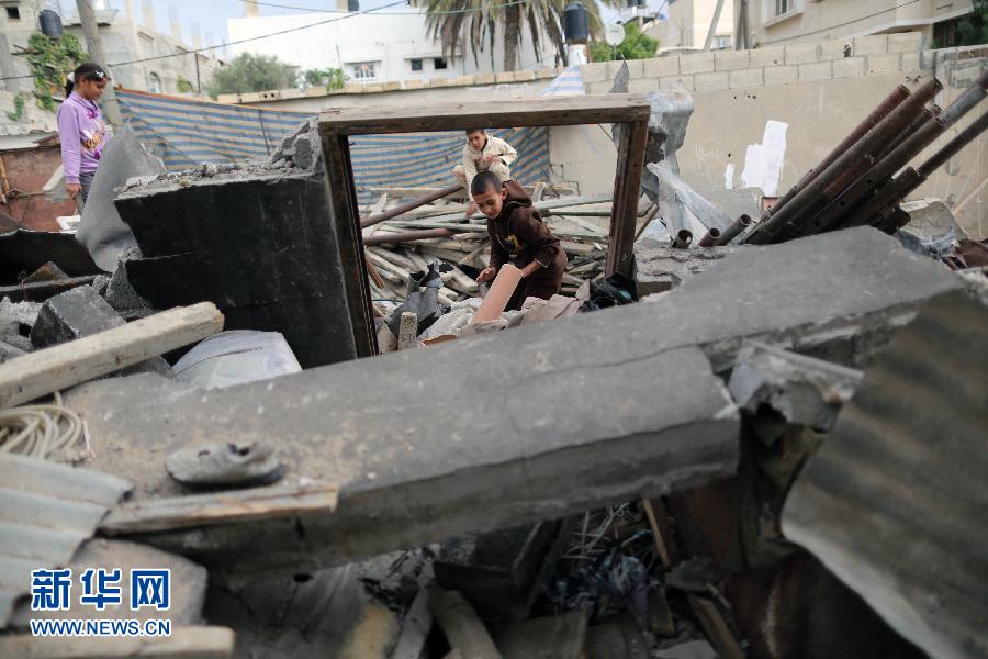 11月11日，巴勒斯坦儿童在加沙城查看以色列军空袭中受损的房屋。巴勒斯坦加沙地带武装组织和以色列军队10日爆发新一轮冲突，目前已造成5名巴勒斯坦人死亡、40多人受伤。纳赛尔 摄 图片来源：新华网 
