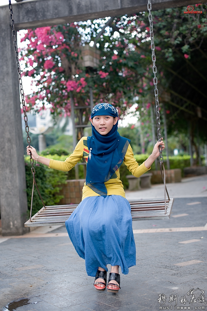 荡秋千的回族美女婷婷