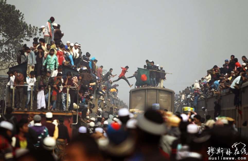 当地时间2013年1月13日，孟加拉国栋吉，穆斯林乘火车参加为期三天的穆斯林大会，火车车厢和车顶人满为患，拥挤不堪。