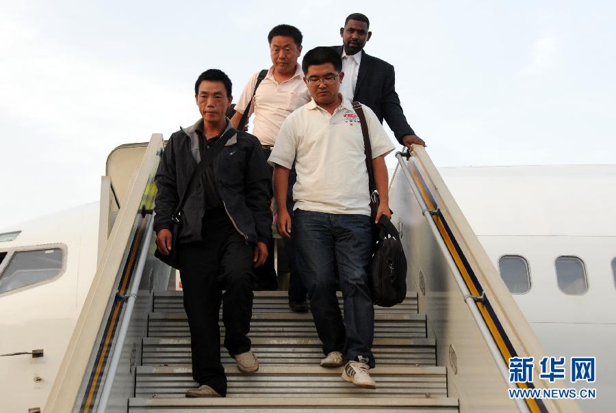 1月17日，在苏丹喀土穆机场，中国驻苏丹大使罗小光（左一）帮助坐在轮椅上的中国员工离开机场。当地时间1月16日，此前在苏丹西部达尔富尔地区被武装分子劫持的中铁十八局4名中国员工全部安全获释，并于17日抵达喀土穆。其中一名中国员工在劫持事件中被武装分子开枪击中腿部，其余人员均身体状况良好。