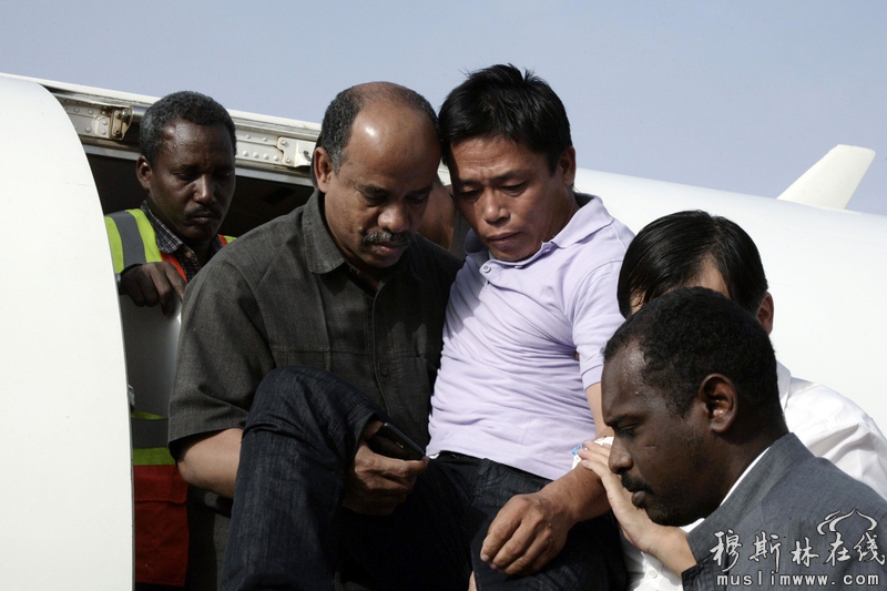 当地时间2013年1月17日，苏丹喀土穆，人们拉横幅欢迎获释的中国员工平安归来。1月12日在苏丹西部达尔富尔地区被武装分子劫持的4名中国员工安全获释后，从达尔富尔抵达喀土穆。