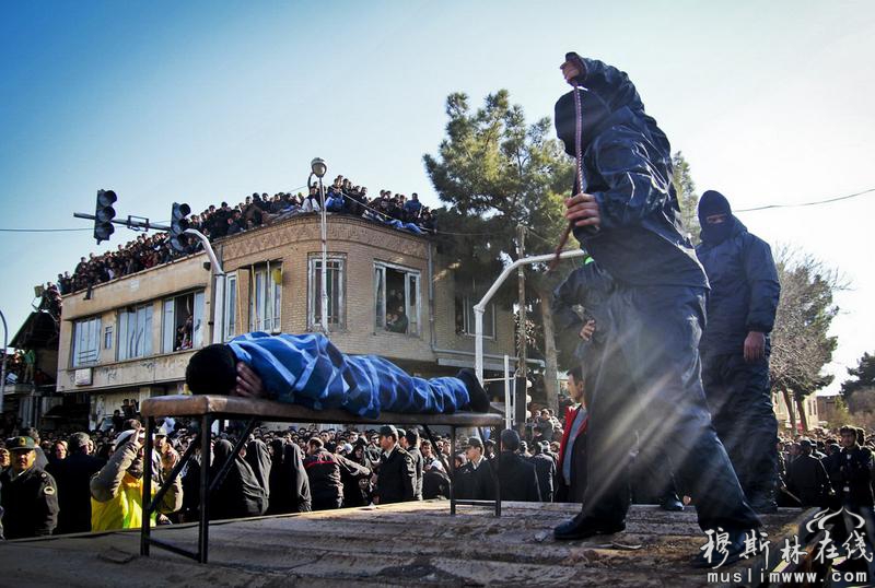 当地时间1月16日，伊朗Sabzevar，强奸犯遭鞭刑处罚，民众在街头围观。