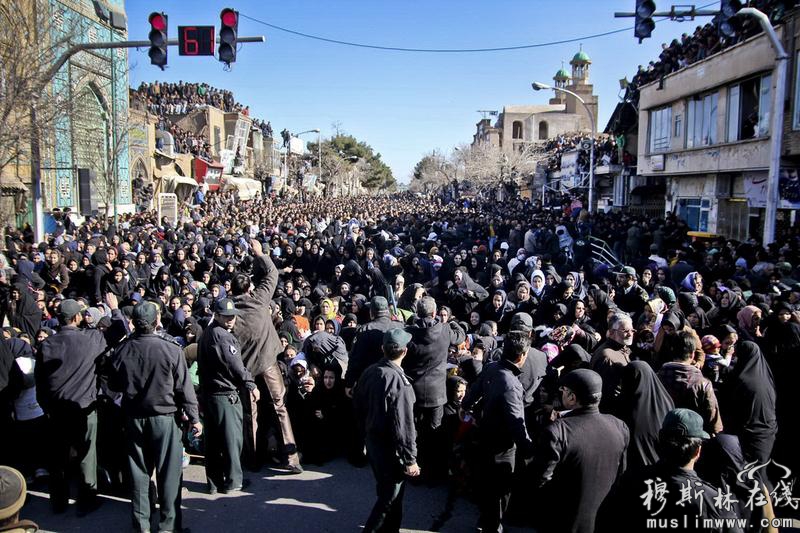 当地时间1月16日，伊朗Sabzevar，强奸犯遭鞭刑处罚，民众在街头围观。