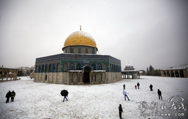在中东罕见的一场大雪覆盖了阿克萨清真寺，20年来首场大雪。