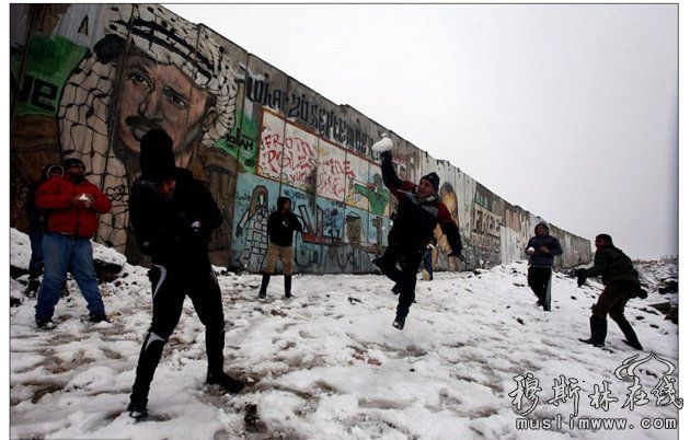 在中东罕见的一场大雪覆盖了阿克萨清真寺，20年来首场大雪。