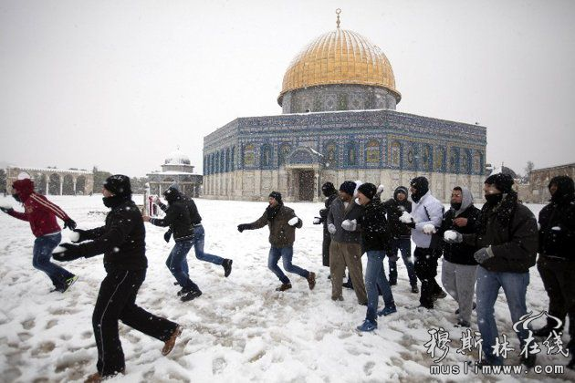 在中东罕见的一场大雪覆盖了阿克萨清真寺，20年来首场大雪。