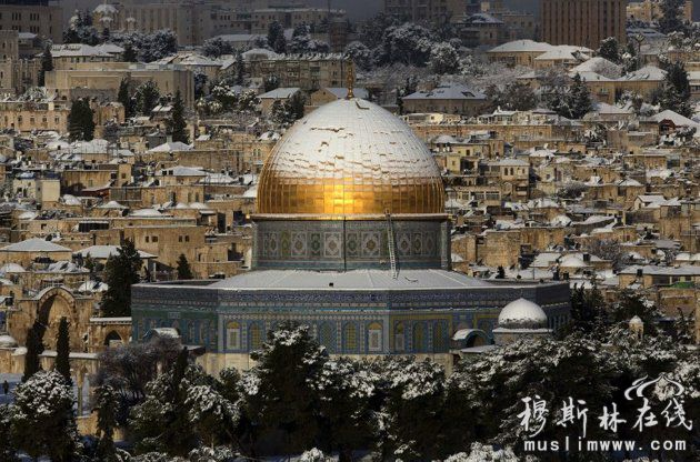 在中东罕见的一场大雪覆盖了阿克萨清真寺，20年来首场大雪。