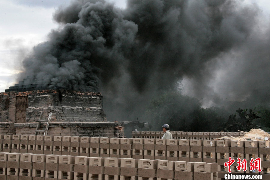 当地时间2009年12月4日，墨西哥San Luis Potosi，砖窑厂排放出的尾气。图片来源：东方IC 
