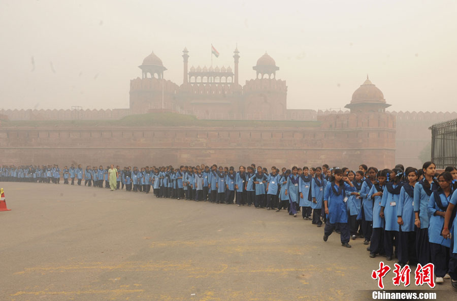 当地时间2009年11月7日，印度新德里，学生在大雾中排队参观德里红堡。印度大力兴建2010年英联邦运动会场馆给周边地区带来严重空气污染。图片来源：东方IC 