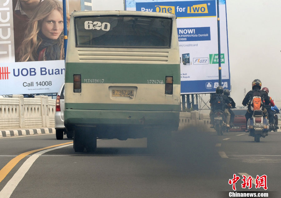 当地时间2009年12月9日，印尼雅加达，公共汽车排放出的尾气。图片来源：东方IC 