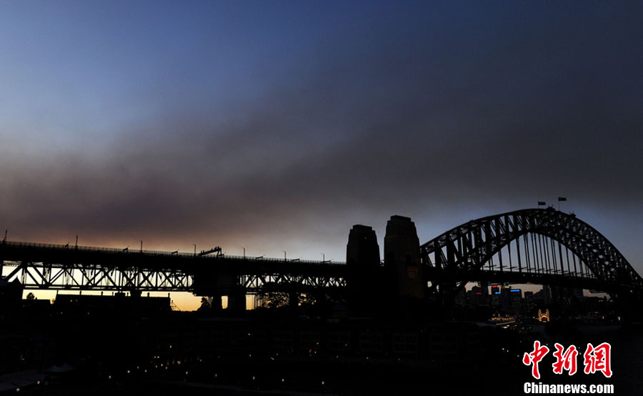 当地时间2010年5月11日，澳大利亚悉尼，悉尼海港大桥上浓烟滚滚。图片来源：东方IC 