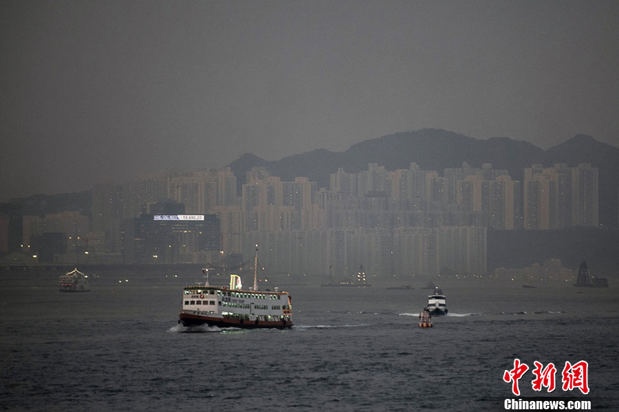 2012年8月2日，香港，被烟霞笼罩的港岛。图片来源：东方IC 