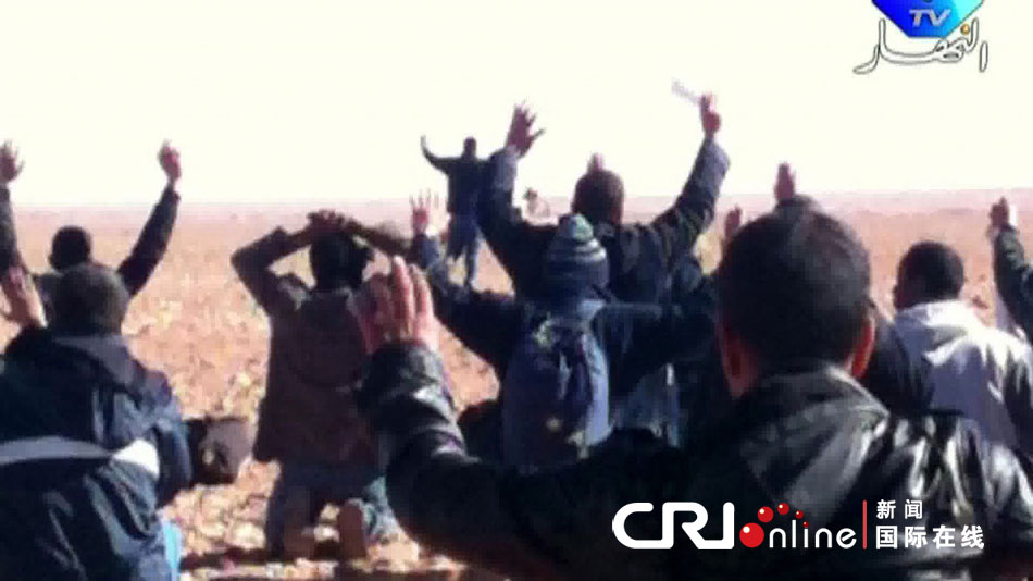 截屏图：当地时间2013年1月19日，Ennahar电视台公布，人们向伊斯兰武装分子投降。伊斯兰武装杀害了剩下的7名人质。图片来源：东方ic