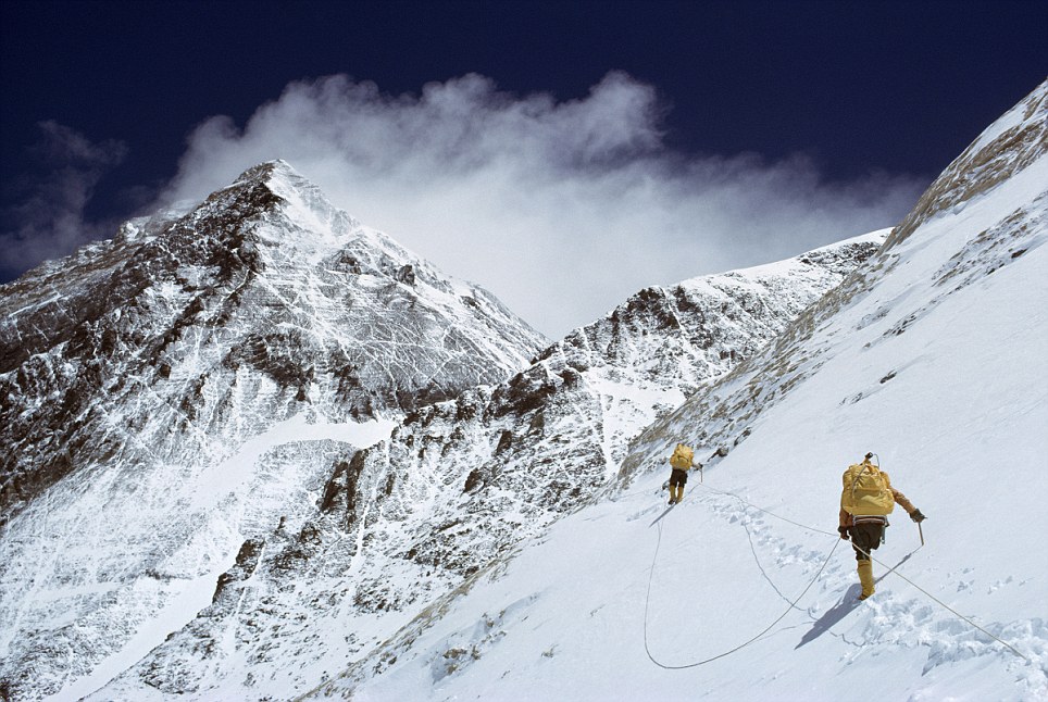 首支美国队伍成功登上珠穆朗玛峰峰顶（1963年摄）
