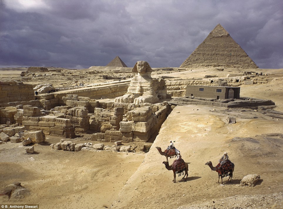 三人骑在骆驼背上凝望吉萨金字塔 （安东尼 斯图尔特（Anthony Stewart）摄于1938年）