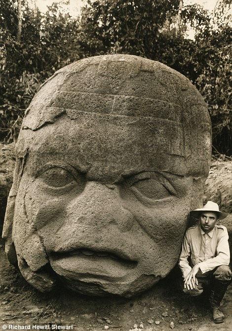 墨西哥发现的11个巨人头像之一（理查德 休伊特 斯图尔特（Richard Hewitt Stewart摄于1938年）