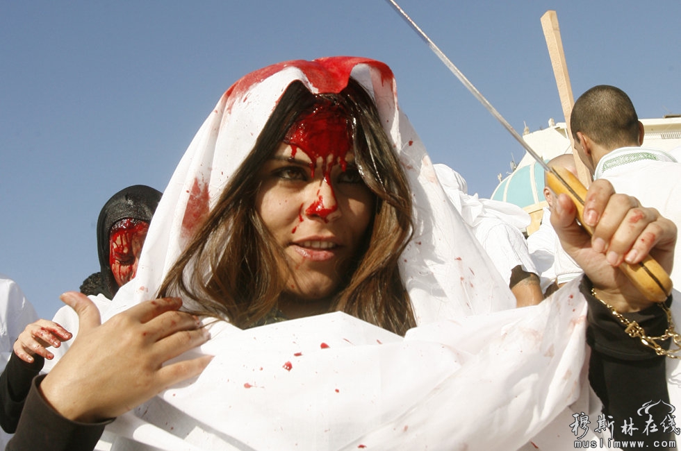 当地时间2012年11月25日，黎巴嫩Nabatiyeh，一名什叶派妇女鞭打自己，庆祝传统阿舒拉节。