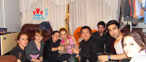 在朋友家里开party，女生可以脱下长袍。