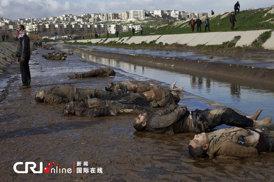 当地时间2013年1月29日，叙利亚阿勒颇，人们在一所学校的院子里认尸。叙利亚阿勒颇一河边发现至少65具年轻男子的尸体，全部是头部或颈部中枪，且手都被捆着。图片来源：JM LOPEZ/东方IC 