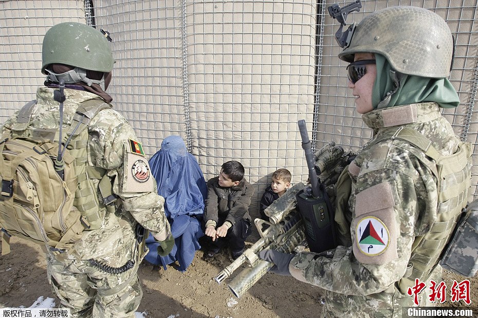近日，阿富汗特种部队在喀布尔郊区的训练区域举行演习。阿富汗女特种兵与男性士兵同场竞技显不俗身手。图为阿富汗女特种兵在进行搜索演练。