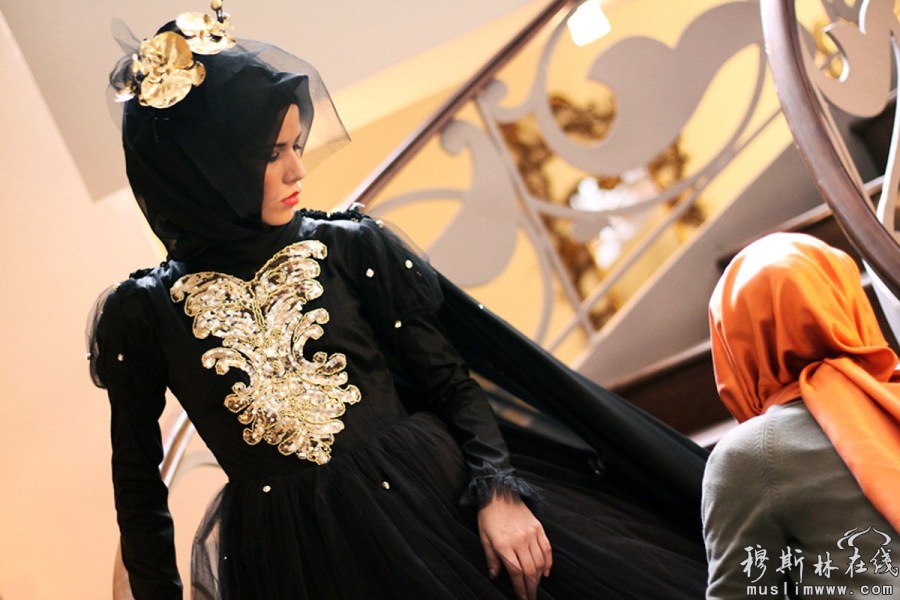 2012年4月27日，土耳其伊斯坦布尔，模特在后台为拍摄时尚杂志《Ala》的内页彩图化妆。AFP