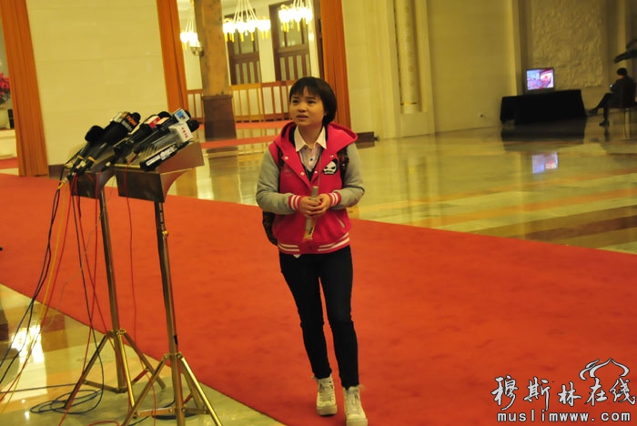 3月15日，“拦部姐”赵倩忙碌在“部长通道”上。新华网/中国政府网 苏影 摄