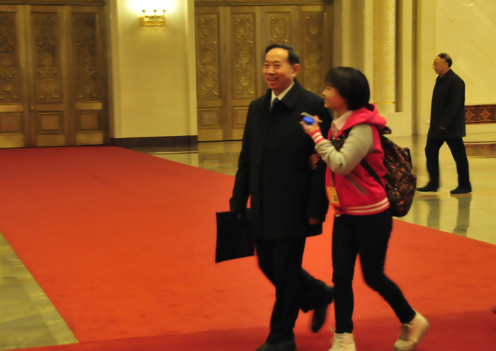 3月15日，“拦部姐”赵倩为媒体成功拦住教育部长袁贵仁采访。 苏影 摄