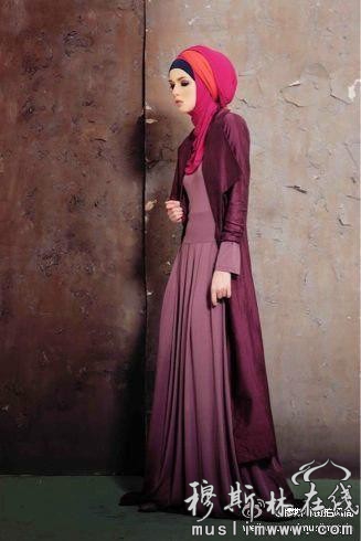   最美的，永远只是符合伊斯兰的东西！ 大方的盖头，宽松的长袍，带给妇女的不是一般的美，而是一种高雅的内在气质。它使女孩显得温柔恬静，使中年人显得雍容高贵，使老人显得和蔼可亲。它适合一切年龄、一切人种、一切阶级，它是最平等的服饰了。