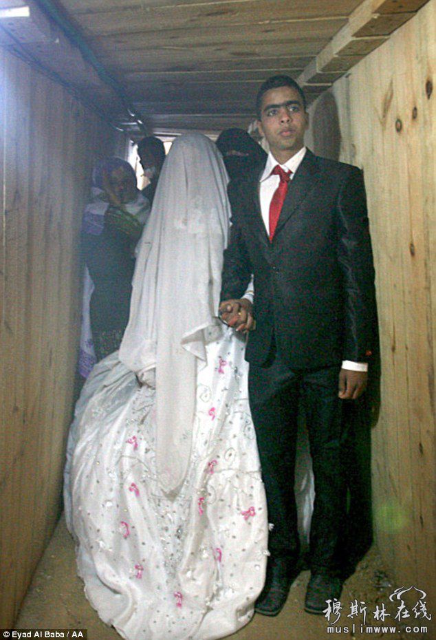 巴小伙和埃及姑娘穿走私隧道完婚