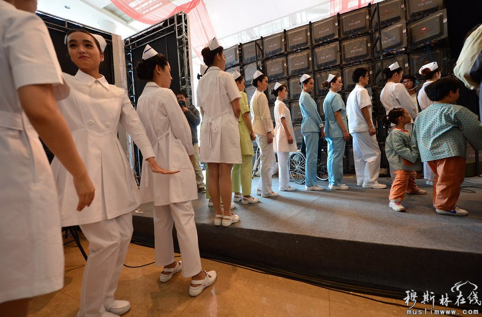 护士装在主打白色的同时，将儿科、急诊、产科护士分为不同颜色。