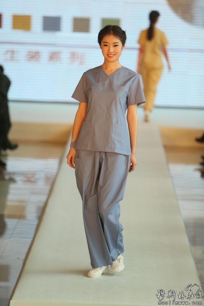 图为模特展示手术室护士装。
